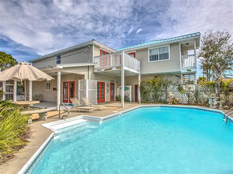 These condos not only come with beautiful views and convenient location, but there's community pools, tennis courts, and basketball courts! Orange Beach | Destin Vacation Rentals