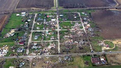 Illinois Tornado Flattens Tiny Town Kills At Least 1