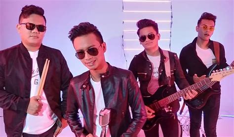 Blog tentang blogging tips, entertainment, social media, viral content dan kpop idol. Biodata Kumpulan Azarra Band, Penyanyi Lagu Alalala Sayang ...