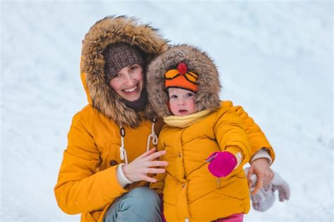 Madre Con Hija Deslizándose Desde Winter Hill Foto Premium