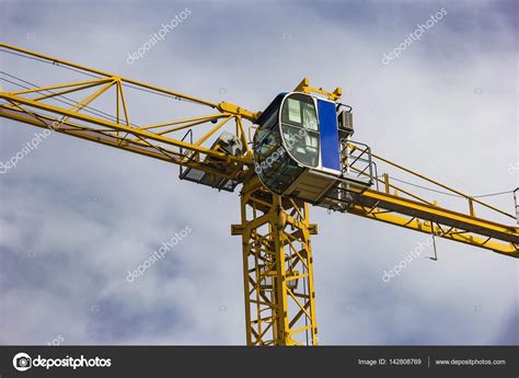 I was wondering if anyone had photos of how the nh painted their mail cranes, more specifically the metal ones with the curved cast head. Construction tower crane, cabin — Stock Photo © edi01.mail.bg #142808769