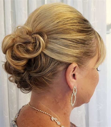 For medium length, try a messy bun that you simply have to tie with a rubber band. 30 Gorgeous Mother of the Bride Hairstyles for 2020 - Hair ...