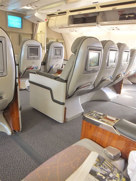 Legroom was ok although the whole cabin was sort of cramped. Plan de cabine Emirates Airbus A330 200 three class ...