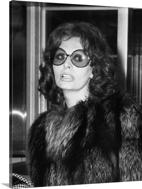 Sophia Loren In Large Sunglasses And Fur At Romes Airport May 14 1974 Wall Art Canvas Prints