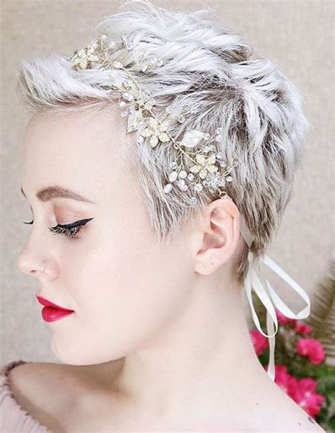 Hair accessories are a nice option for brides who prefer to do less with styling but still want to achieve an elegant and more unique look for their. Headband with a pixie | Hochzeitsfrisuren kurze haare ...