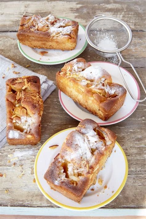 Tipps für die perfekten kleinen kuchen fetten sie die form vor dem befüllen gut ein und streuen sie sie nach bedarf mit semmelbröseln aus, damit sich der kuchen anschließend leichter löst. Kleine Apfelkuchen aus der Kastenform | Apfelkuchen rezept ...