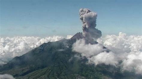1 eles ejetam altas quantidades de poeira, gases e aerossóis na atmosfera, interferindo no clima. Vulcão Anak Krakatoa entra em erupção na Indonésia - VIVA ABC