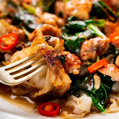 This easy thai clear soup is loaded with veggies, chicken and tofu. Thai Chicken & Gravy Noodles 'Rad Naa' - Marion's Kitchen ...