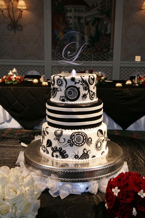 When your parents got married, the only real option for personalizing a wedding cake topper was deciding between blonde or brunette hair on the bride and groom figurines. Wedding Trends: Untraditional Cake Toppers | Disney Parks Blog