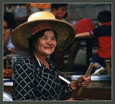 In thailands hauptstadt bangkok kam es im viertel chinatown zu langen schlangen vor goldläden. Menschen in Thailand Foto & Bild | portrait, menschen ...