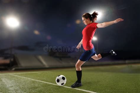 Jeune Femme Jouant Au Football Photo Stock Image Du Action Femme 104013368