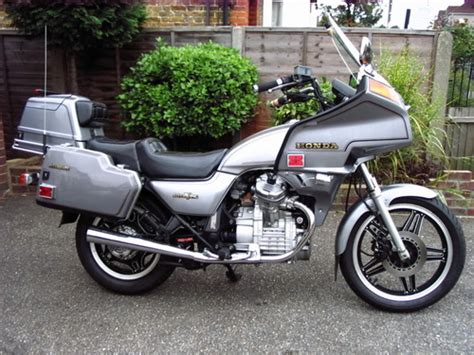 Brakes for the gl500 and gl650 were the dual front discs and the fuel tank capacity was 4.6 us gallons (17.5 liters). HONDA 1981-1983 GL500, GL500 INTERSTATE, GL650 INTERSTATE ...