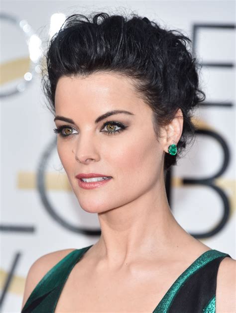 Short Hairstyles You Can Pull Off When Youre Pressed For Time Huffpost Jaimie Alexander
