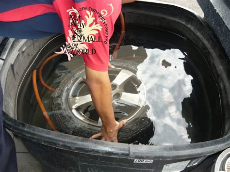 Sebenarnya telah menjadi kebiasaanku bila mengenakan gaun malam aku tidak memakai bra dan. Tayar kena paku ?? apa nak buat...