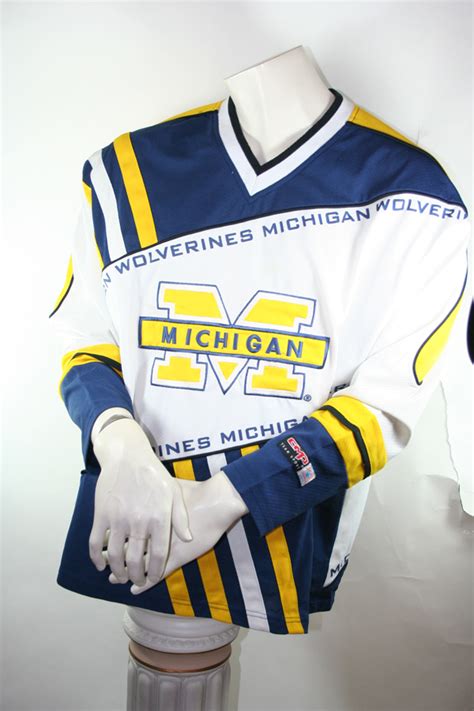 Hat viele stars und top spieler, die sie hier finden. CMP Michigan Wolverines Trikot College Football ...