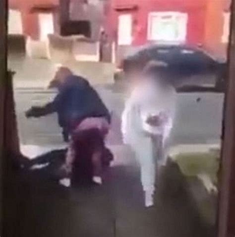 Video Shows Three Schoolgirls Brutally Beat Up A 14 Year Old Girl