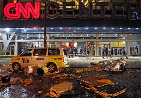 Bir kasırga atlanta şehir merkezinde , cnn center ve georgia dome , 2008 sec erkekler basketbol turnuvası ertelendi. CNN Headquarters Hit By Tornado - The New York Times