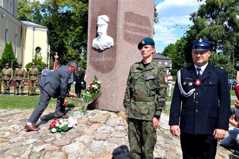 Główne uroczystości święta wojska polskiego z udziałem prezydenta andrzeja dudy, premiera mateusza morawieckiego i innych przedstawicieli władz odbywają się dziś w katowicach. Święto Wojska Polskiego 2019: uroczystość złożenia kwiatów ...