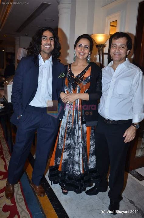 Akshay Kumars Brother With Sister Alka And Surendra Hiranandani 2011