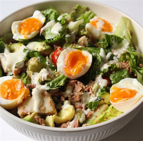 Deze eenvoudig te bereiden maaltijdsalade met tonijn en ei is