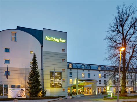 El hotel cuenta con 120 habitaciones y dispone de un hall de entrada con recepción abierta las 24 horas y ascensor. Holiday Inn Lübeck IHG Hotel