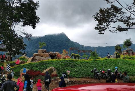 Anda ingin berlibur ke pantai caruban? Lokasi dan Jam Buka Watu Rumpuk Madiun, Spot Wisata Baru ...