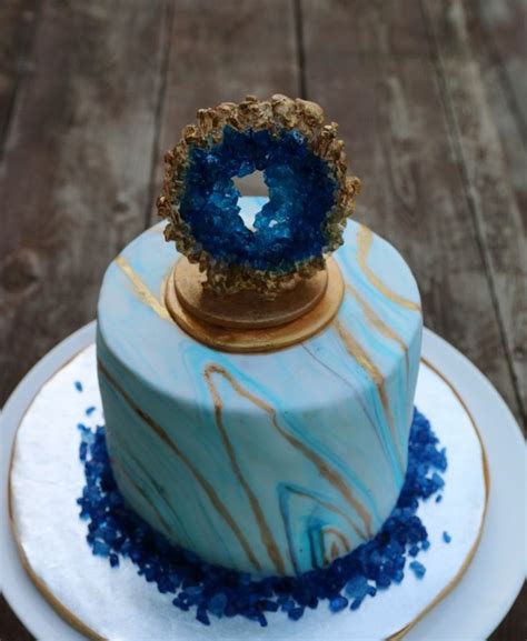 Während manch einer lieber obstkuchen mag, stehen andere auf knusprige tartes und schokoladenkuchen. Kristall als Deko und Torten Topper für eine Marmortorte ...