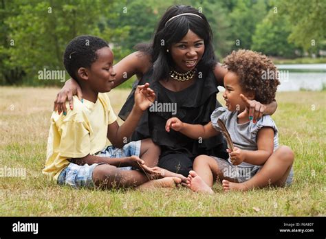 Madre Africana Y Sus Hijos Se Divierten En La Naturaleza Fotografía De