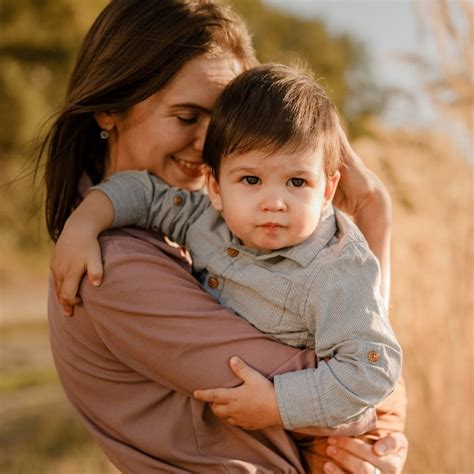 Retrato De Feliz Madre Amorosa Abrazando A Su Hijo Foto Premium