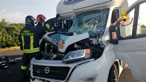 Incidente Stradale A Cabras Scontro Frontale Tra Auto E Camper Un Morto E Sette Feriti