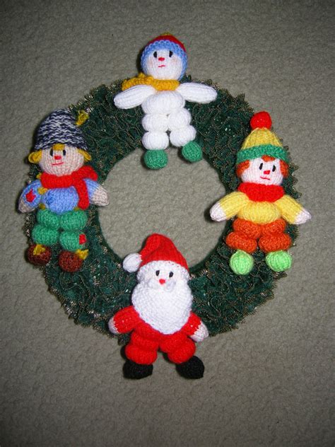 Just so you know, this post may contain some affiliate links. knitted lace wreath | Wreath crafts