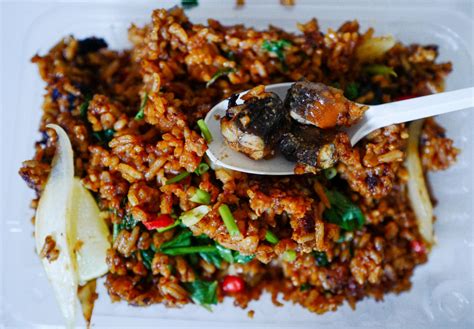 In addition to the rice, this filling dish also contains fish, which is the base of the kerabu, or vegetable mixture. Eat Drink KL: Nasi Kerabu Golok, Pantai Dalam