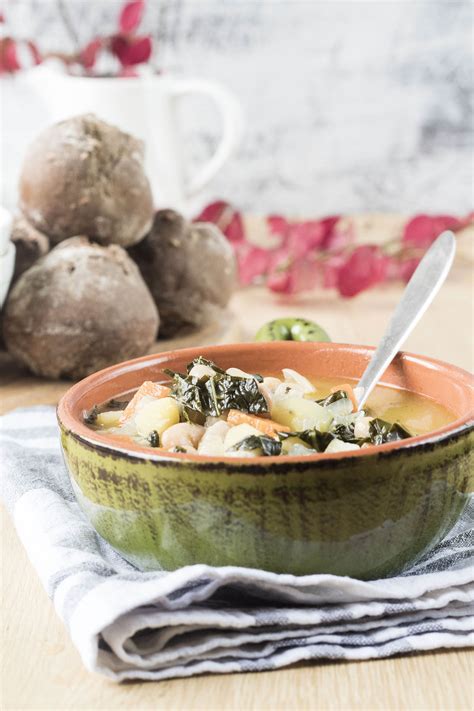 Zuppa di cannellini e cavolo nero con crostini croccanti | i dolci di zia chicca. Zuppa toscana con cavolo nero e cannellini - Ricomincio da ...