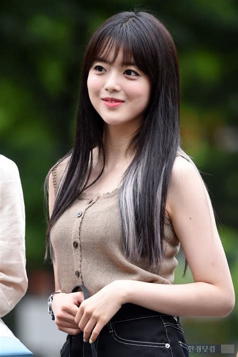 20 apr 1997 (23 years) label / agency : 포토 위키미키 지수연 보는 사람도 기분 좋아지는 미소 | 한경닷컴