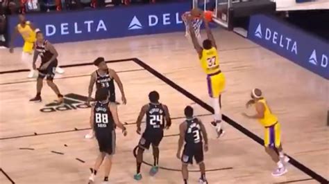 «ερχόμαστε και φέρνουμε και το κύπελλο» (pic). Thes | NBA: Το πρώτο κάρφωμα του Κώστα Αντετοκούνμπο στους ...