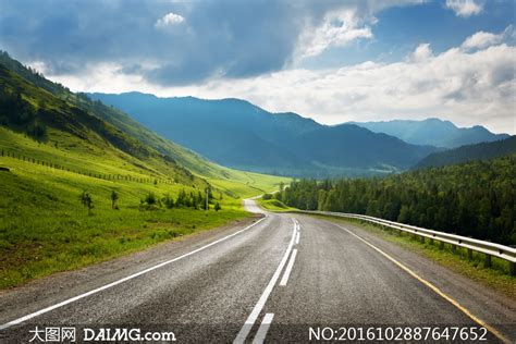 The road ahead (2021) 6.3 10 15. 云彩大山与在山脚下的公路高清图片_大图网图片素材