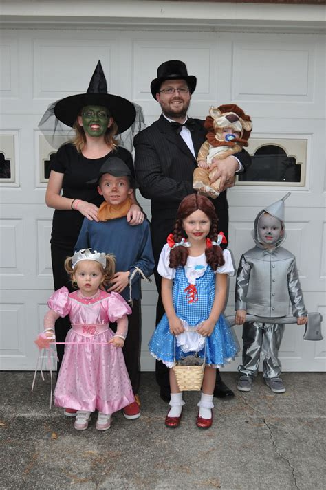 Dorothy, tin man, scarecrow dimension : Our Wizard of Oz family! | Family halloween costumes, Family halloween, Family costumes