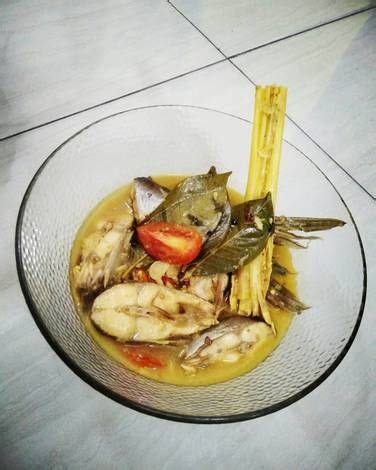 Tumis bumbu rajangan dan daun jeruk hingga harum. Resep Ikan Patin Bumbu Kuning oleh Alfi | Resep | Makanan ...