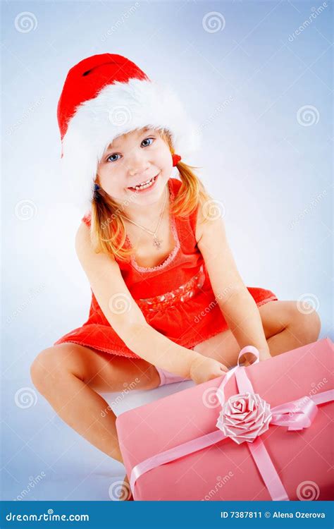 Het Leuke Meisje Van De Kerstman Stock Afbeelding Image Of Slechts Decoratie 7387811