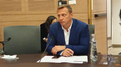 יואל רזבוזוב, מבכירי הג'ודוקאים בישראל, כינס הבוקר (שני) מסיבת עיתונאים בה הודיע על פרישה מהענף עקב פציעה שתמנע ממנו להשתתף במשחקים האולימפיים בקיץ הבא. מאמני ספורט יוכלו לדרוש דמי אבטלה