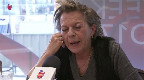 In logboek van een onbarmhartig jaar (2011) doet palmen op een nietsontziende wijze verslag. Boekenweekessay 2017 door Connie Palmen - YouTube