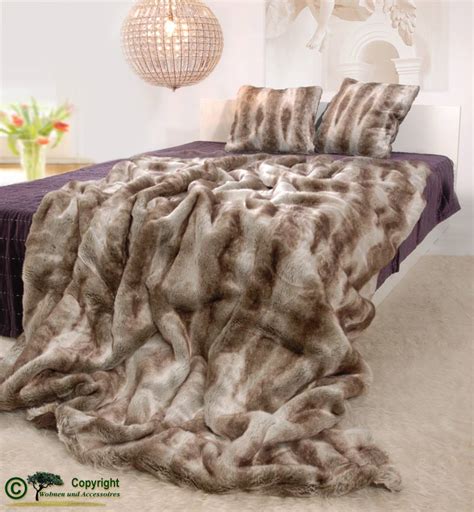 Das flauschige kunstfell in der größe 140 cm x 200 cm besteht zu 100 prozent polyester und bietet somit eine perfekte alternative für echtfell. Felldecke Webpelzdecke Tagesdecke Wolf II 220x240 braun ...
