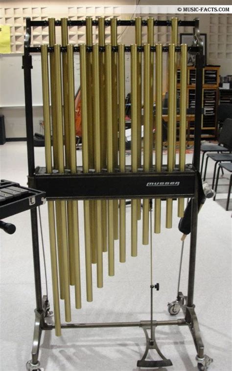 Tubular bells produce by striking to them with a hammer. CARRILLÓN. TUBULAR BELLS. ORCHESTAL CHIMES. El carillón ...