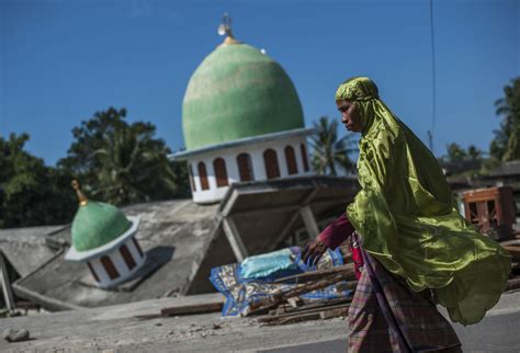 70 Earthquake Hits Lombok Island Indonesia Near Bali
