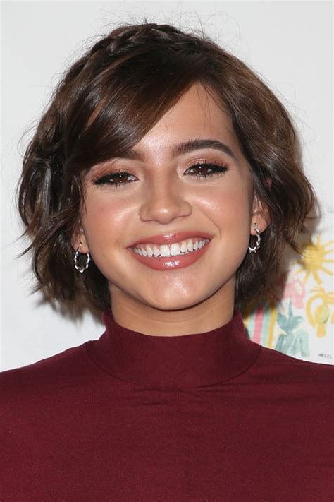 Isabela Moners Hairstyles And Hair Colors Steal Her Style Shaggy Bob