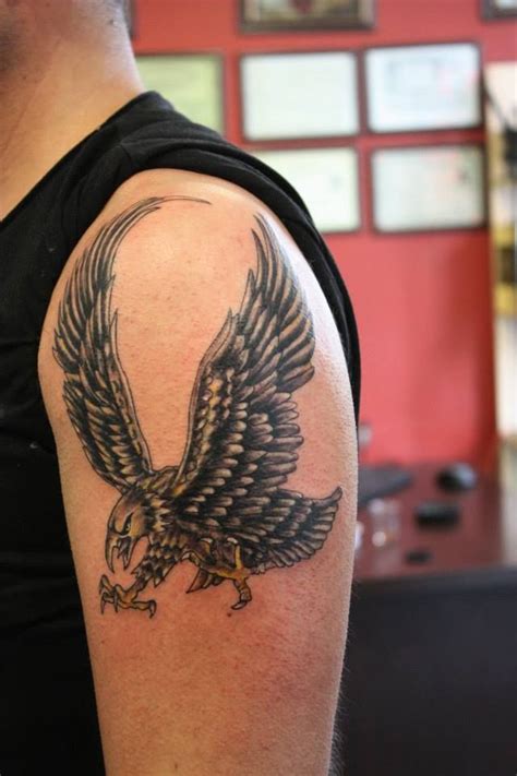 Back of neck tattoo feather tattoos scuba tattoo tattoos carnation tattoo eagle tattoo eagle shoulder tattoo mechanic tattoo. kartal dövmeleri | Su dövme, Dövme, Piercing