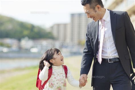 手を繋いで歩く父と娘[10272005244]の写真素材・イラスト素材｜アマナイメージズ