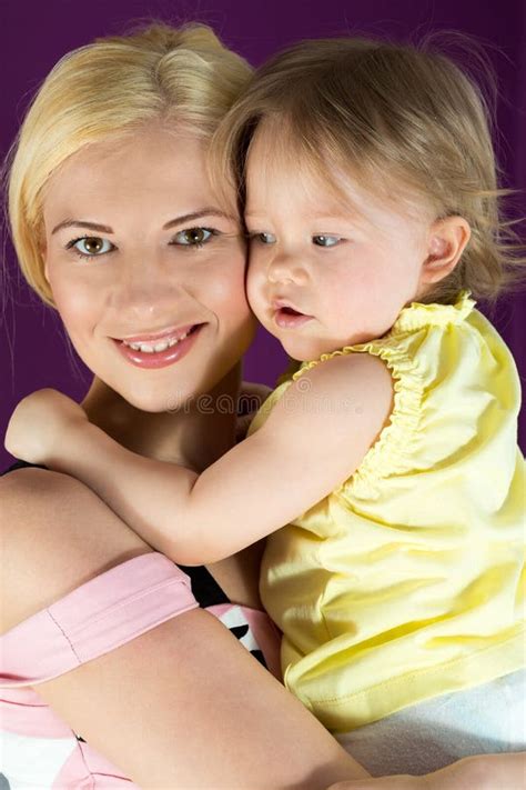 Retrato De La Madre Sonriente Con El Bebé Foto De Archivo Imagen De