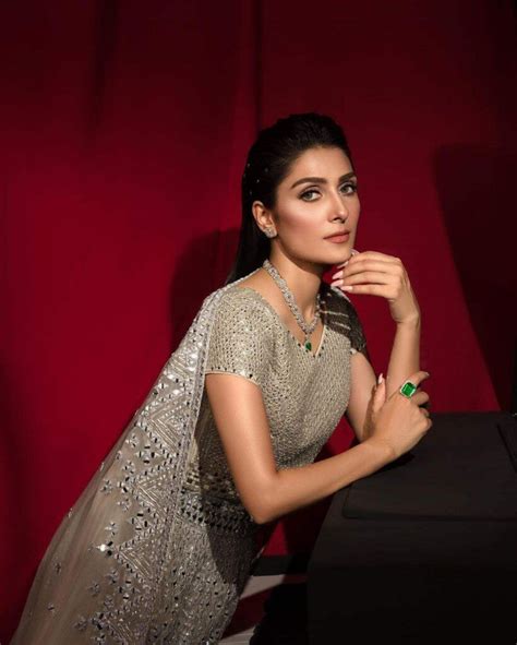 Ayeza Khan Set Fire To 8th Hum Awards With Her Mesmerizing Look Pk Showbiz