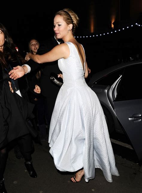 Jennifer Lawrence Wardrobe Malfunction At Mockingjay Premiere PHOTOS